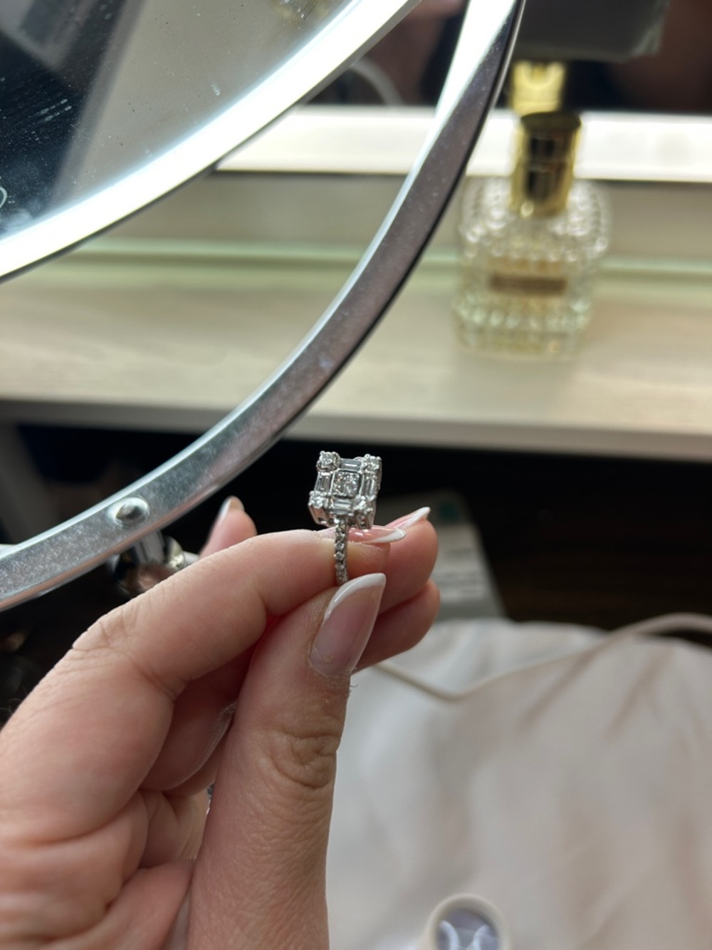 18k solid while gold diamond ring - Picture 4 of 7